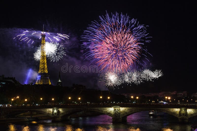 Firework on the Eiffel Tower for the Bastille Day in Paris - Le feu d`artifice de la Tour Eiffel Ã  Paris pour le 14 Juillet